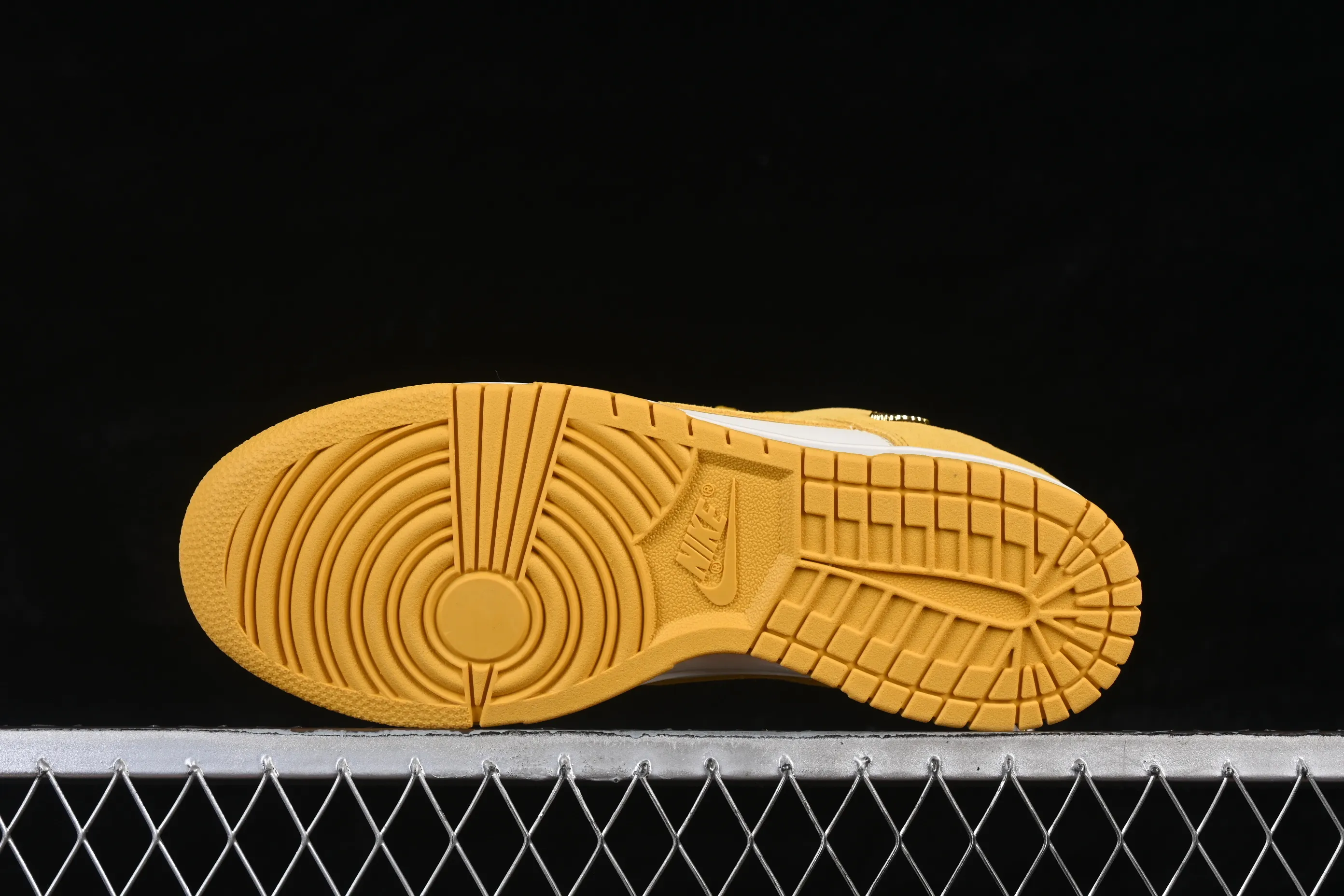 All Categories Nk SB Dunk Series Nk SB Dunk Low Low-top sneakers Nike SB Dunk Low Year of the Horse White and Yellow Low-top casual sneakers IB4417-101